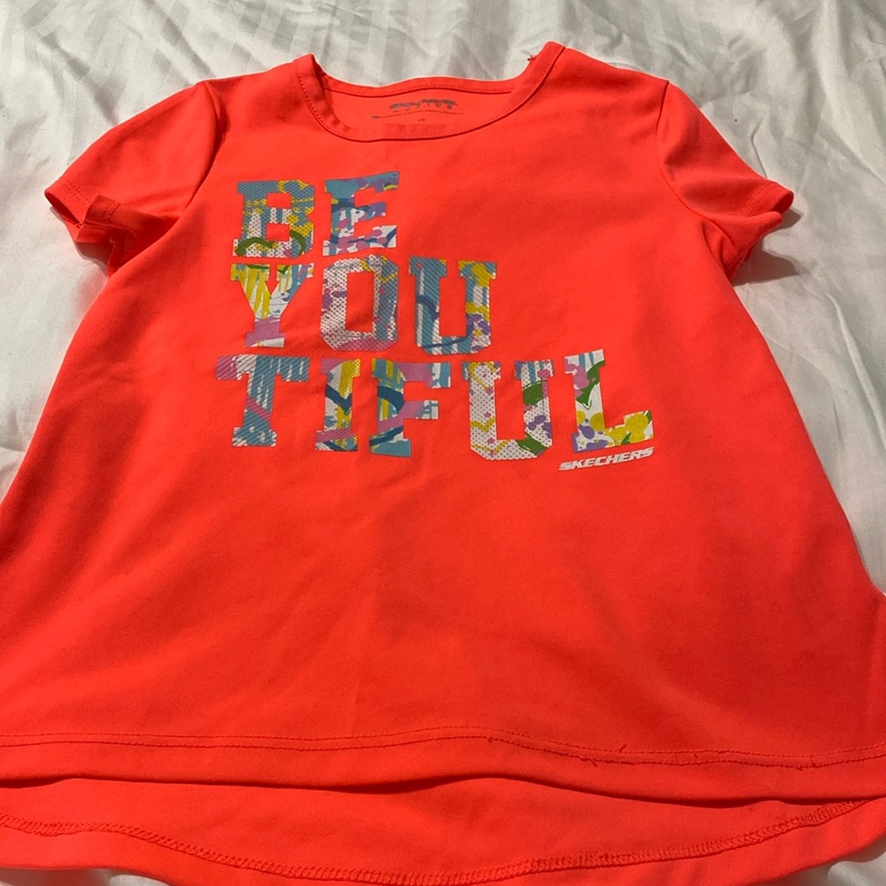 Sketchers active girls size 5/6 quick dry tee shirt.